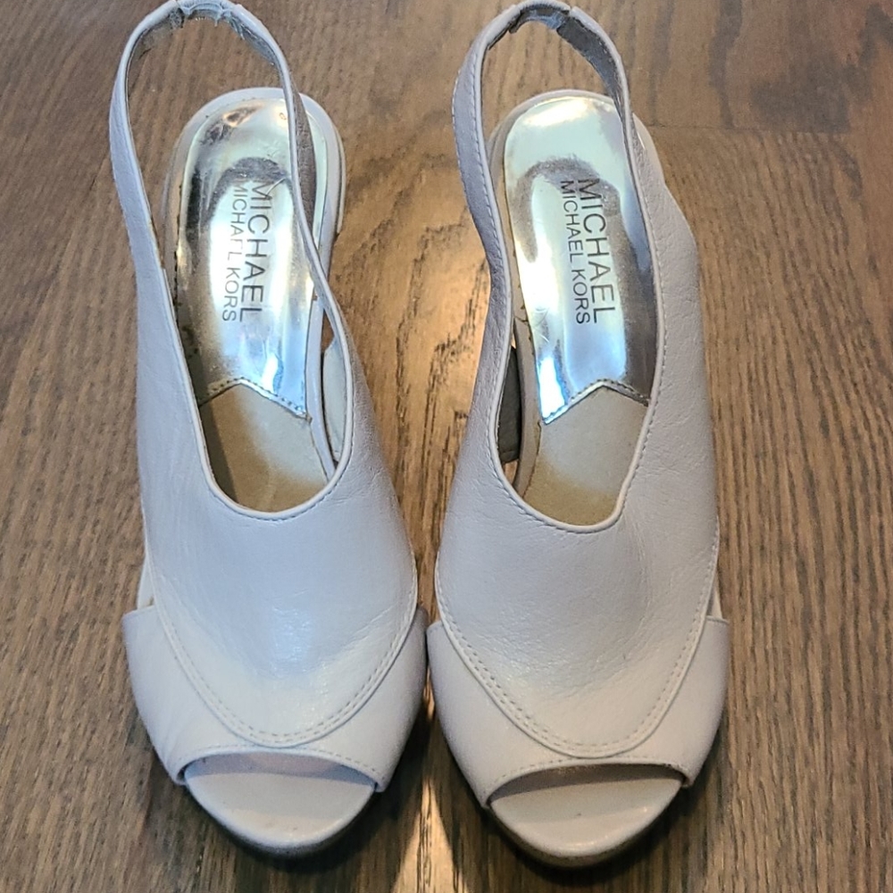 Michael Kors cream Peep toe pumps size 6